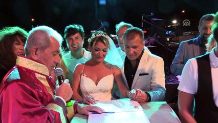 Konser verdiği sahnede evlendi - İZMİR
