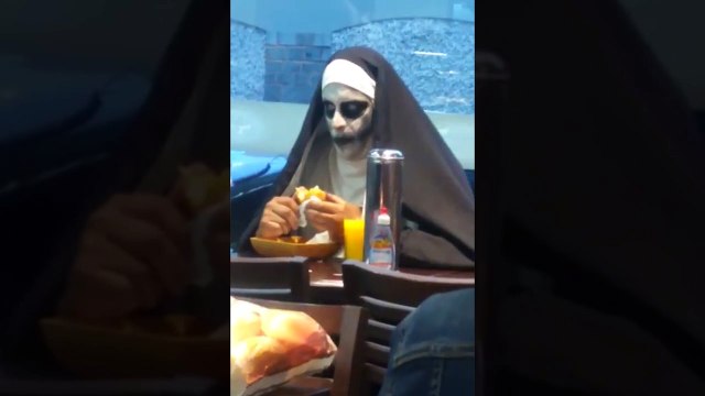 Khi ác quỷ ma sơ ăn hamburger ở nhà hàng, cố tỏ ra đáng sợ bao nhiêu thì càng hài hước bấy nhiêu