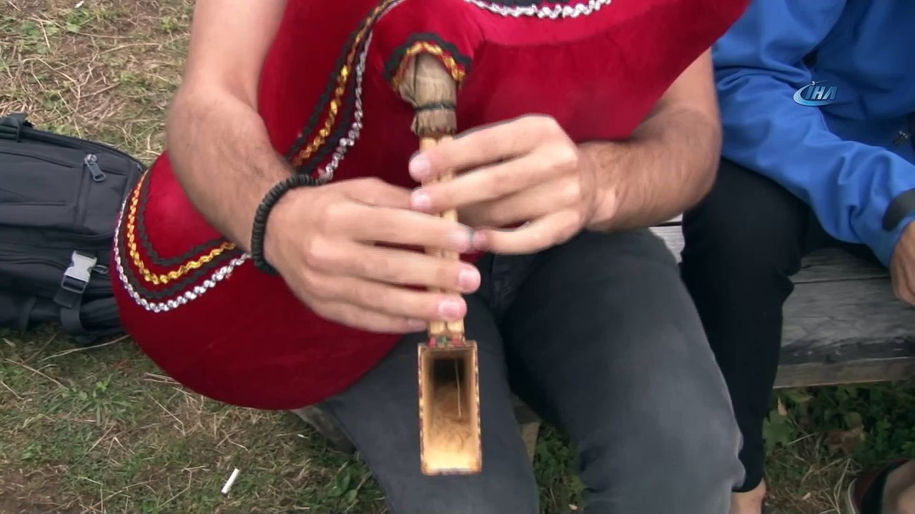 Sis denizine karşı salıncağa binmek için geldiler