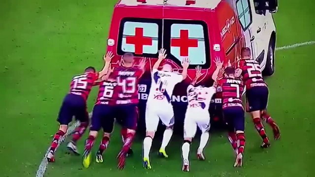 Sahada arıza yapan ambulansı iterek çıkardılar