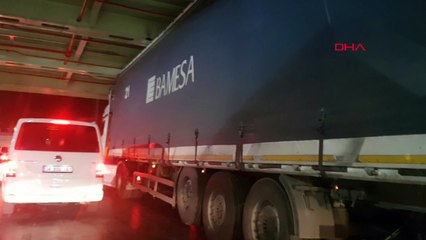 Kasası yüksek olan TIR, vapurda sıkıştı