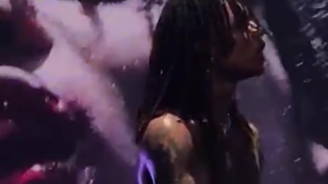 Une femme ouvre la lèvre du rappeur Swae Lee en lui lançant son téléphone en plein concert