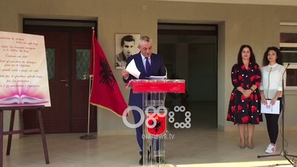 Ora News - Ruçi pritet me këngë e valle tek gjimnazi "Janaq Kilica", apelon për arsim cilësor