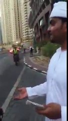 شرطة دبي تبحث عن شخصين وزعا نقودًا على المارة في الشارع