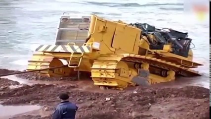 Dangerous Idiot Excavator Operator Off Load Fail Down in Mud At Work