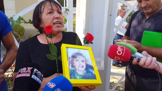 Ora News - Mos u lëndoftë njeri si ne , familjarët e 5-vjeçares që vdiq në aksident apel