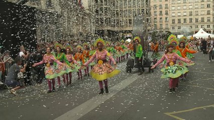 Χοροί για την ειρήνη στους δρόμους της Λυών