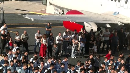 Kayıt yaptırdıkları okul bahçesinde dev uçağı görünce şaşkına döndüler