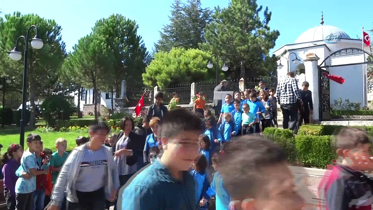 Domaniç’te öğrenciler ilk dersini Hayme Ana Türbesi'nde yaptı