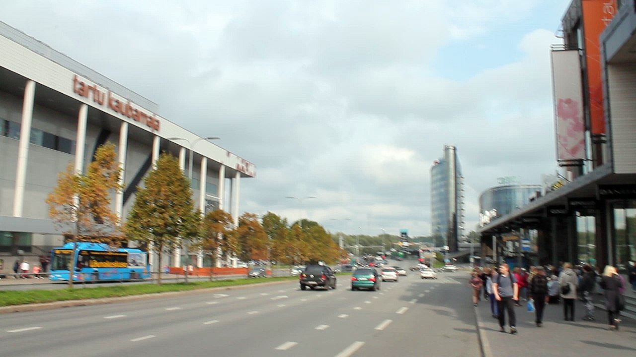 Seppo Lehto 5.9.2018 Tartto katunäkymä valkoinen autoilijoidenkin paratiisi