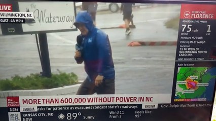 Un journaliste météo en fait un peu trop face aux vents violents de l’ouragan Florence
