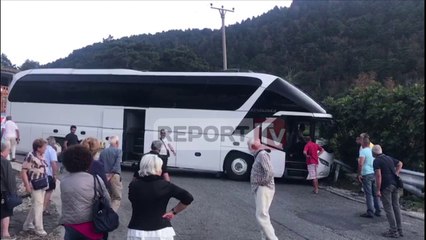 Report TV - Aksidentohet autobusi me 50 turistë në Vlorë, fatmirësisht nuk ka të lënduar