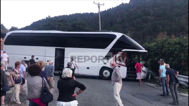 Report TV - Aksidentohet autobusi me 50 turistë në Vlorë, fatmirësisht nuk ka të lënduar