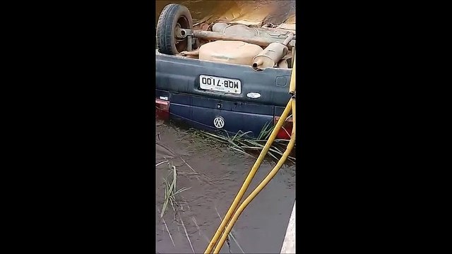 Uma pessoa morre após carro cair de ponte em Viana