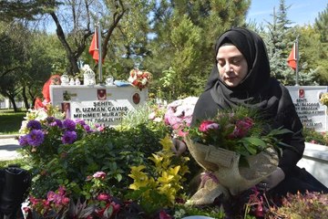 Şehit Uzman Çavuşun Eşi: O Teröristlerin Yüzlerine Tükürmek İçin Hatay'a Gittim