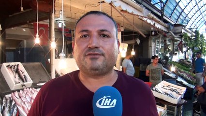 Tezgahlar balıkla doldu taştı, fiyatlar yarı yarıya düştü
