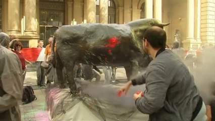 Des militants altermondialistes dénoncent la finance "toxique" devant la bourse de Francfort