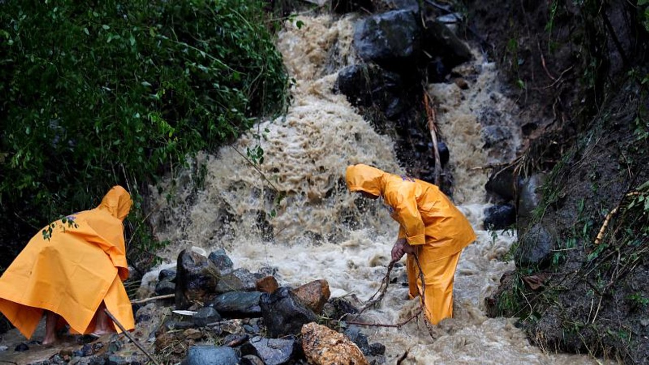Philippinen: Taifun löst Erdrutsch aus