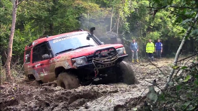 LAND ROVER DEFENDER TDI vs LAND ROVER DISCOVERY TD5 OFF-ROAD CHALLENGE (1)