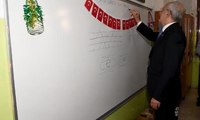Kılıçdaroğlu, öğrencilere mesajını tahtaya yazdı