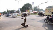 All-singing, all-dancing traffic cop turns heads in India