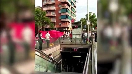 Salvaje agresión contra dos chicas en un puesto de apoyo a la selección en Barcelona