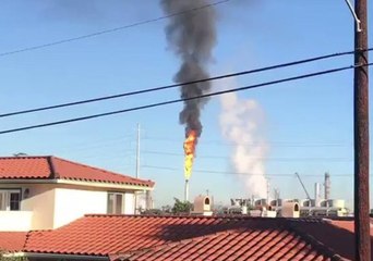 Flare-Off at Chevron Oil Refinery Sends Plume of Smoke Over LA
