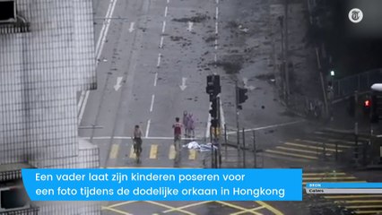 Vader laat kinderen poseren in orkaan