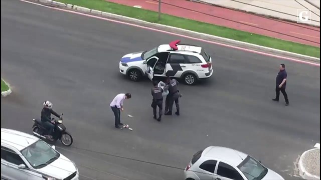 Homem é detido na orla de Camburi