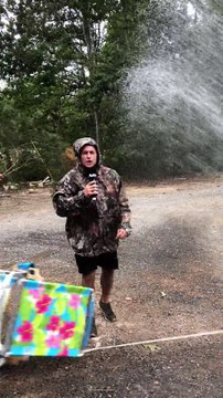 Journaliste comédien pendant l'ouragan Florence (Parodie)