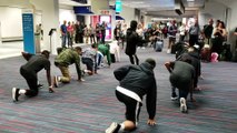 Une troupe de danseurs divertit des passagers à l'aéroport de Dallas