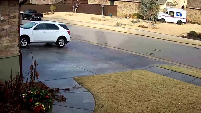 Un livreur UPS se fait éjecter de sa camionnette
