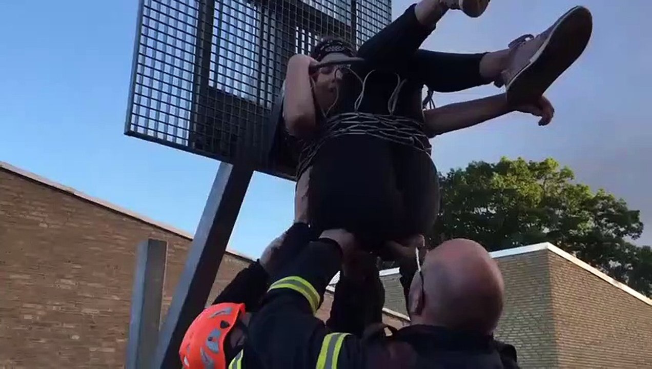 Comment cette fille s’est-elle retrouvée coincée dans un panier de basket ?
