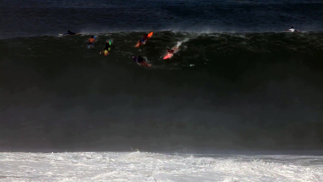 Bianca Valenti Scratches Into a Puerto Escondido Bomb