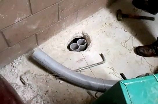 Des pompiers font sortir un chaton piégé dans un tuyau en utilisant une souffleuse