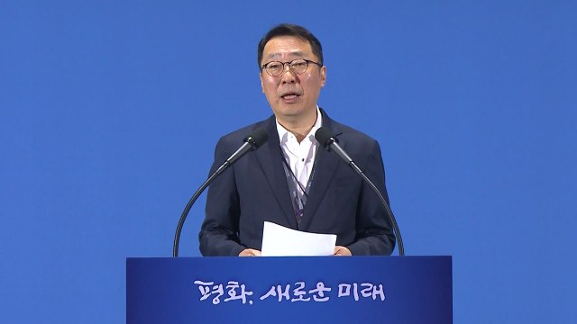 문재인 대통령 평양으로 출발…윤영찬 소통수석 정례 브리핑 / YTN