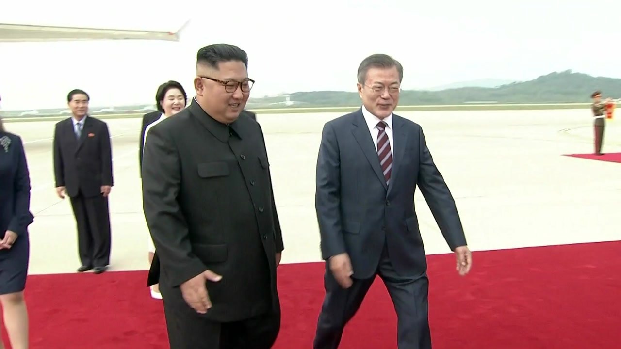문재인 대통령, 평양 순안공항 도착...오찬 후 첫 정상회담 / YTN