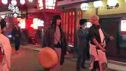 小栗旬らがエリザベスの“中の人”と対面　映画「銀魂」メーキング映像公開