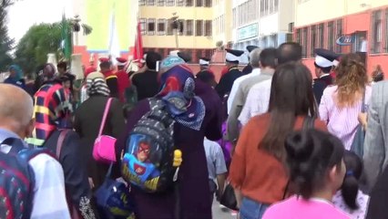 - Minik öğrenciler mehter marşlarıyla ders başı yaptı