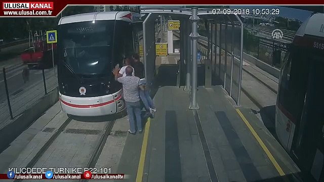 Turquie il passe sous un tramway et sen sort miraculeusement