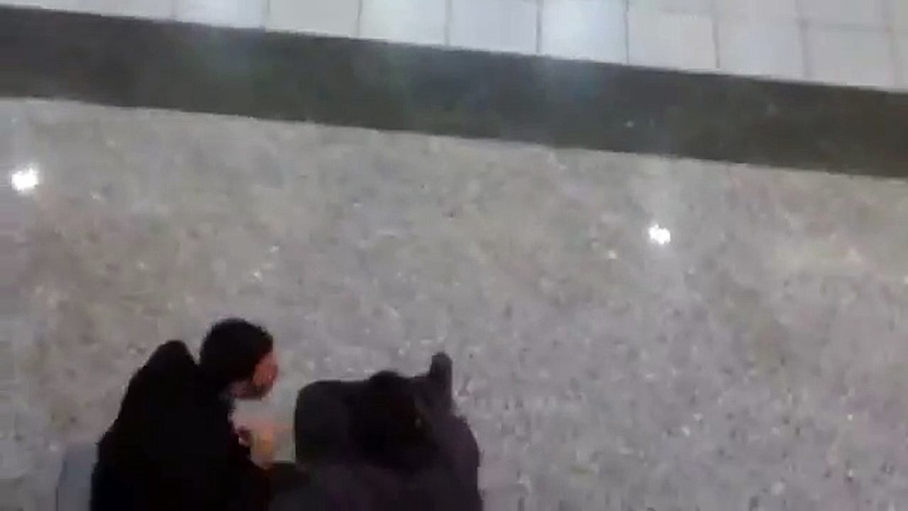 Kendisini Taciz Etmeye Çalışan Adamları Döven Türk Kızı
