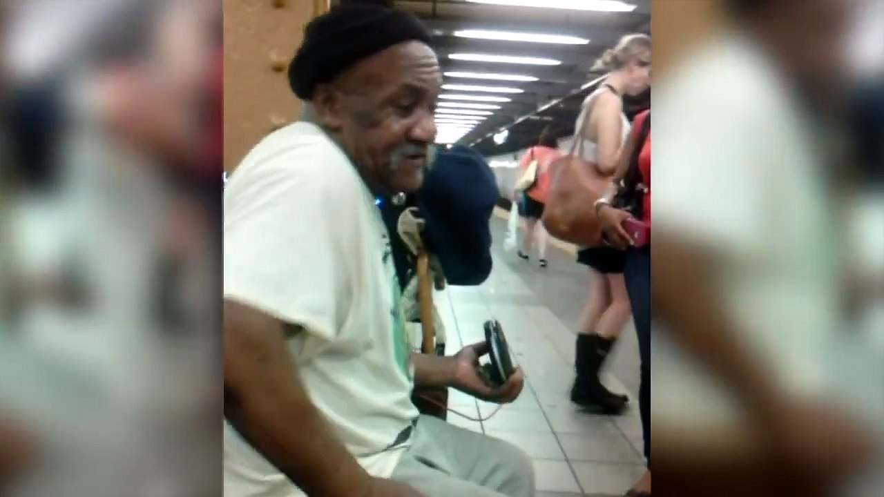 Quand ce papi chante dans le métro tout le monde s'arrête pour l'écouter !