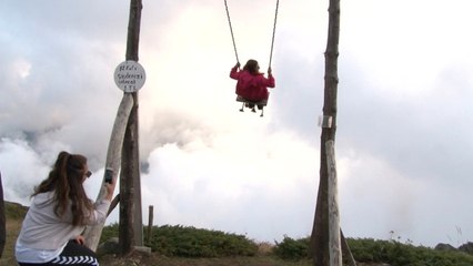 Sis Denizine Karşı Salıncağa Biniyorlar