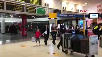 Ebru Gündeş kızı Alara ile birlikte New York’a indi