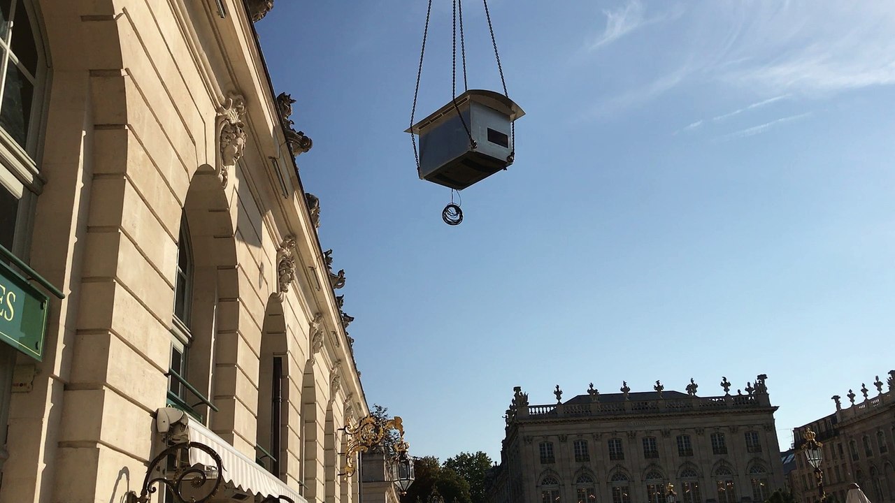 A Nancy, démontage très technique des projecteurs du son et lumière
