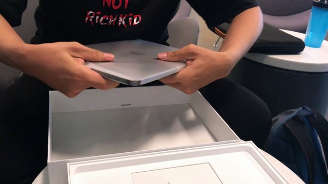 Unboxing: Apple Macbook Pro 13 (2018)