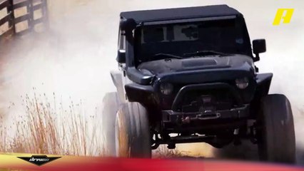 تحدي مثير بين رانجلر معدلة ودراجة في طريق وعرة