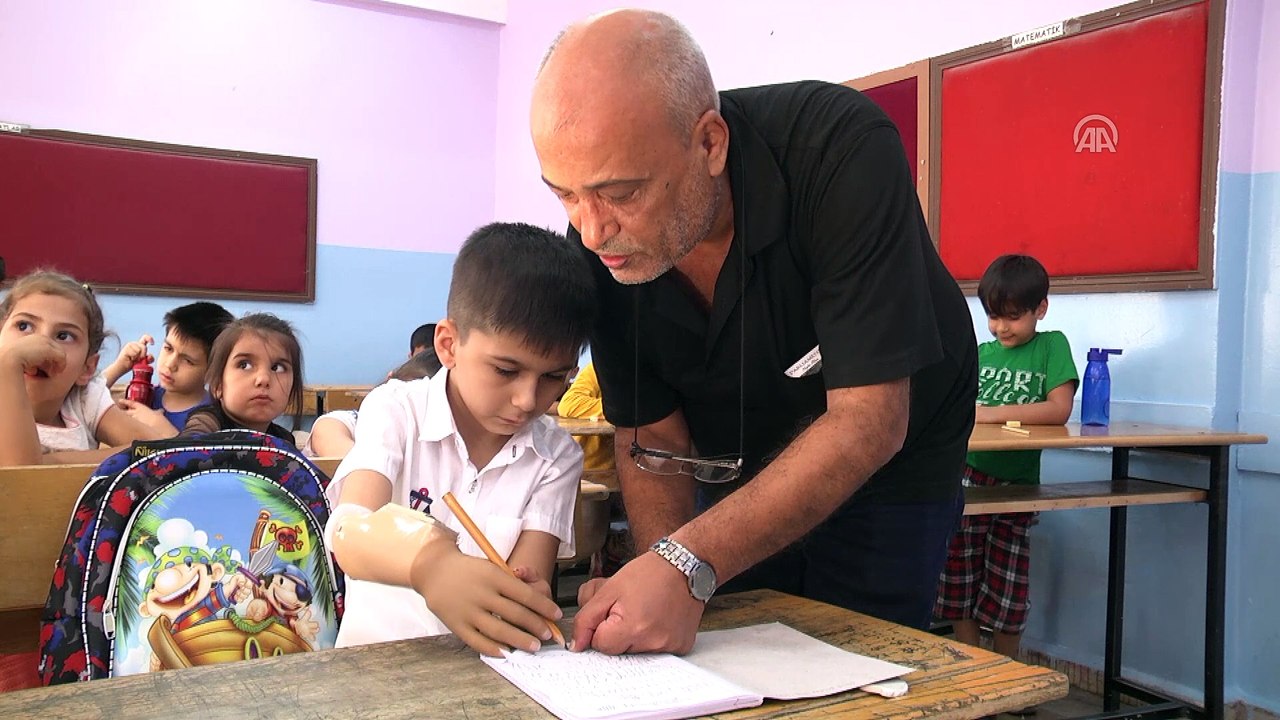 Devlet desteğiyle takılan biyonik kol ile okullu oldu - DİYARBAKIR