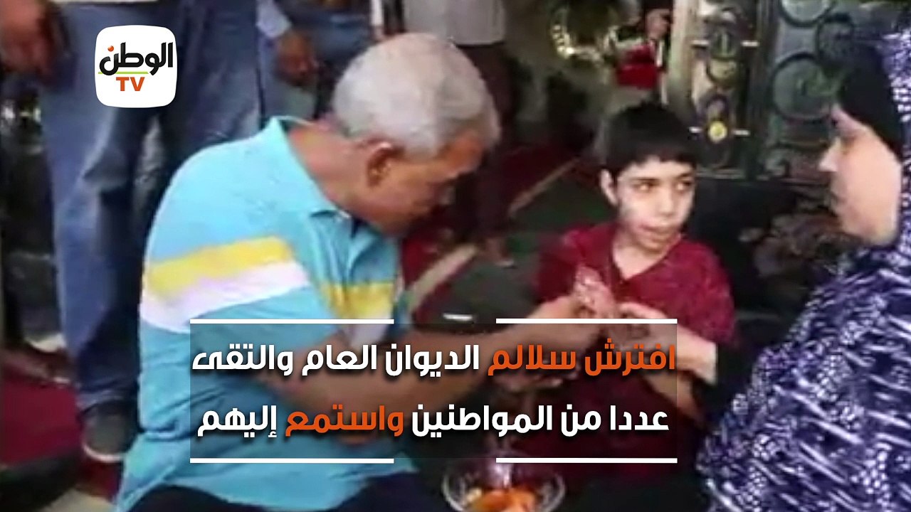 محافظ المنوفية يجلس على الأرض ويستمع لمطالب المواطنين