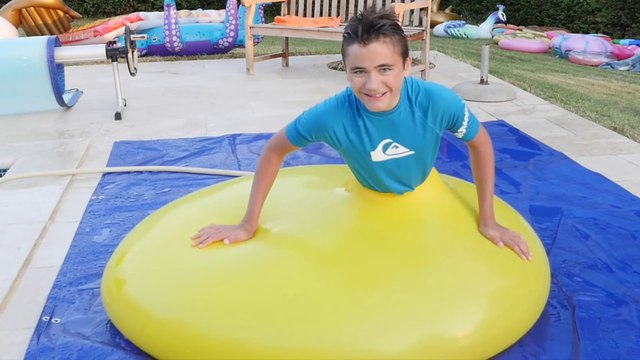 JE RENTRE DANS UN BALLON GÉANT REMPLI D'EAU ! - Néo The One